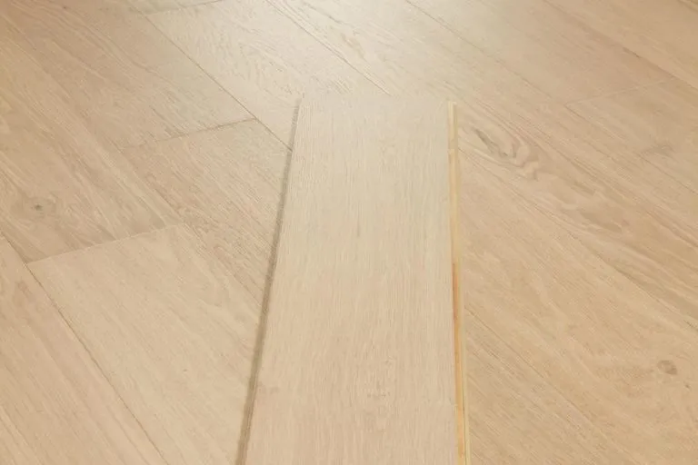 Royal 14/2mm Oak flooring in Porcelain color, showcasing a single plank with natural wood grain texture, designed for durability and style.